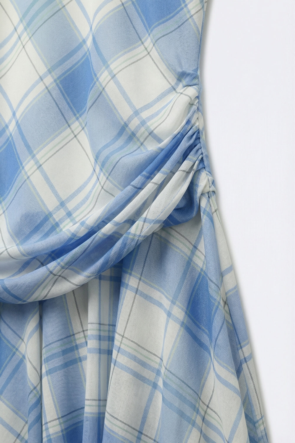 Robe asymétrique à manches longues en tissu en maille bleu