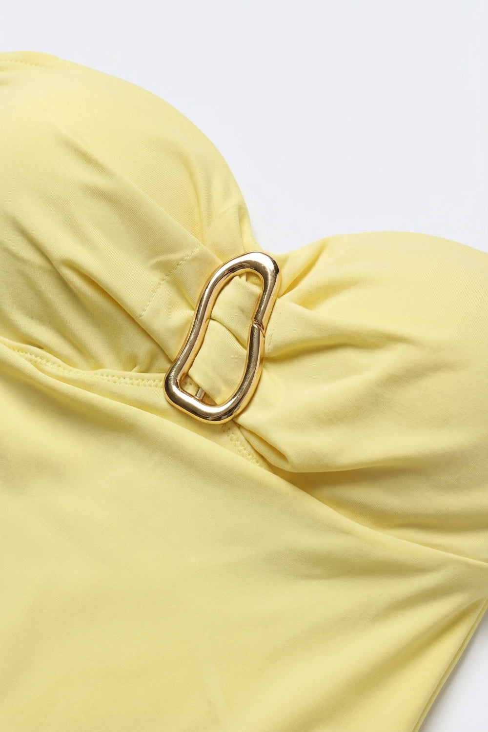 Body jaune sans bretelles avec boucles