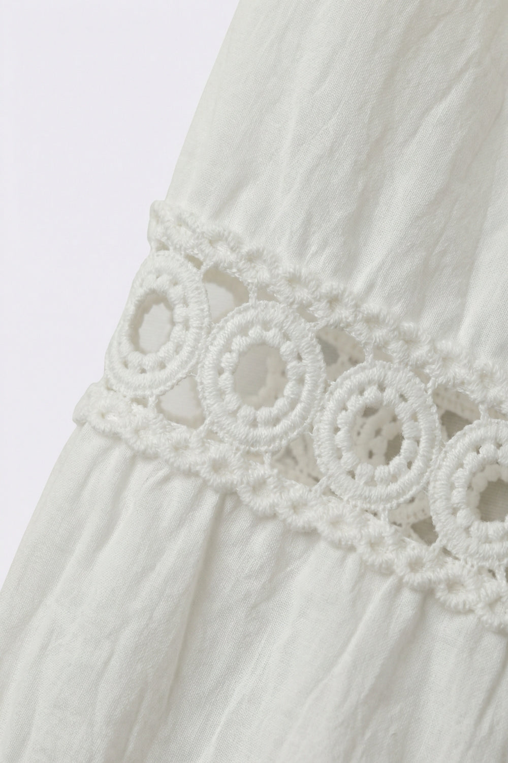 Blouse à boutonnière avec détail en dentelle crochetée en blanc