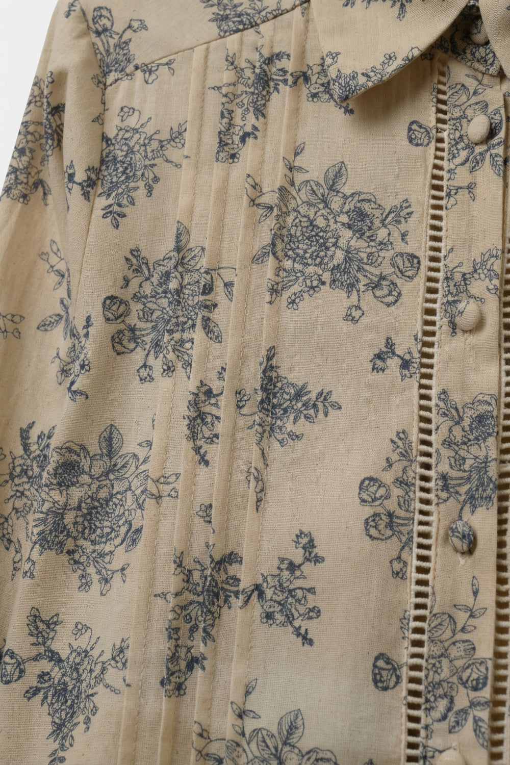 Chemise beige à imprimé floral avec détail en crochet