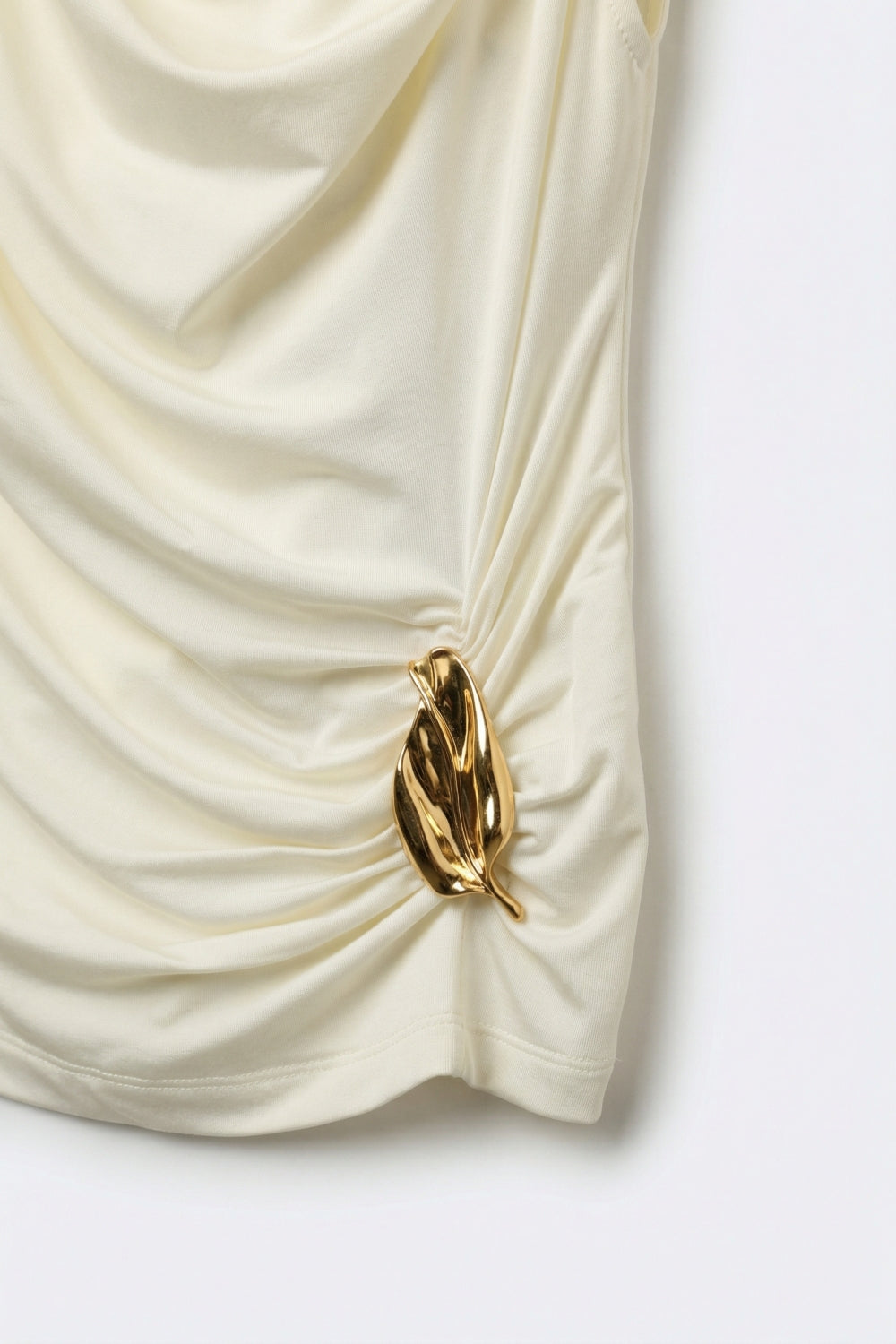 Top sans manches drapé crème avec décor en métal doré