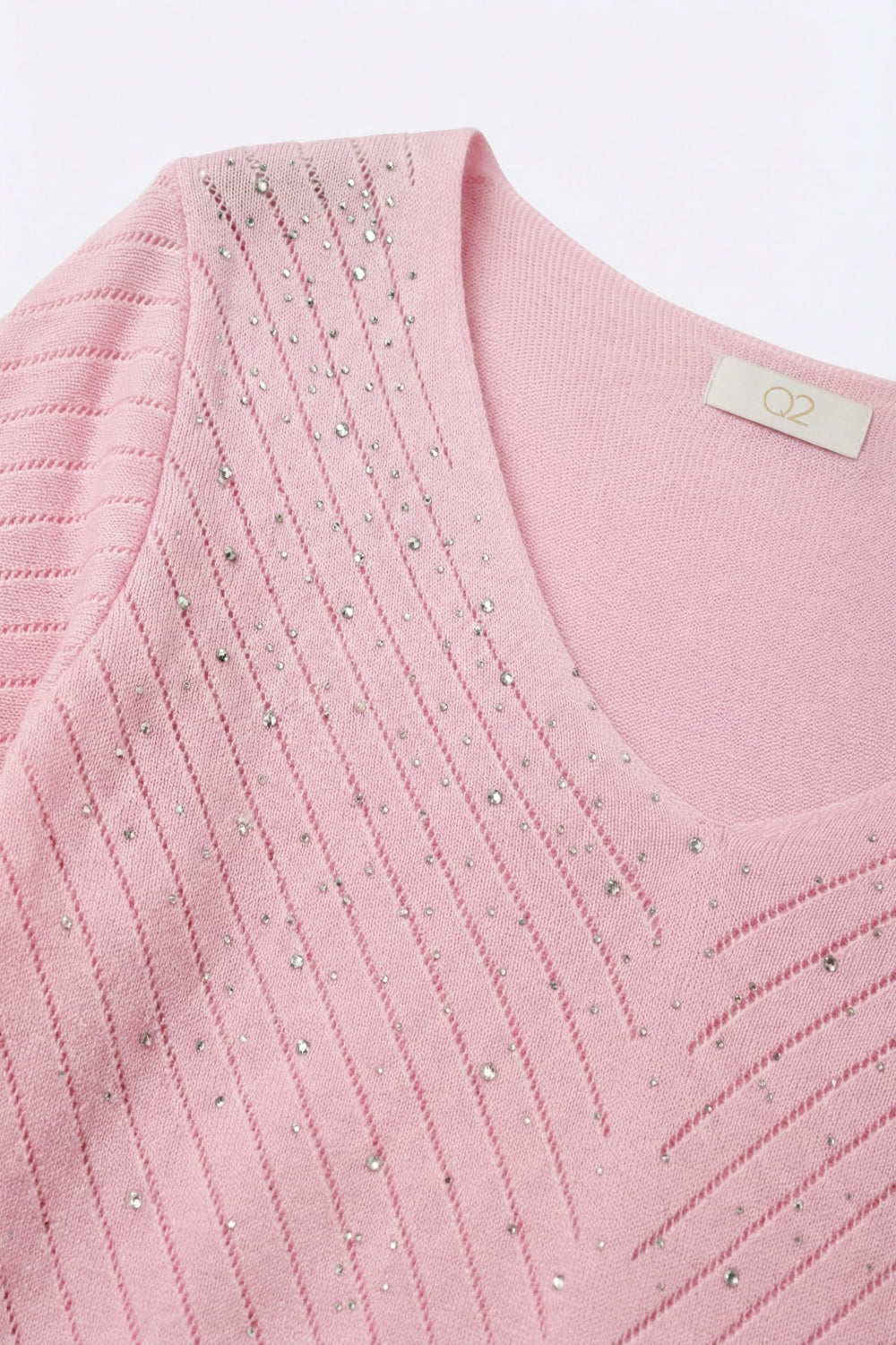Pull en tricot léger rose à col en V avec détails en perles
