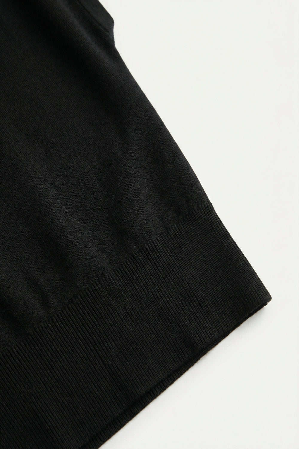 Pull léger en tricot avec large bande côtelée à la taille en noir