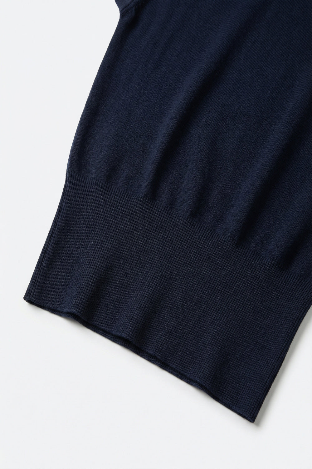 Pull léger en maille avec large bande côtelée à la taille en bleu marine
