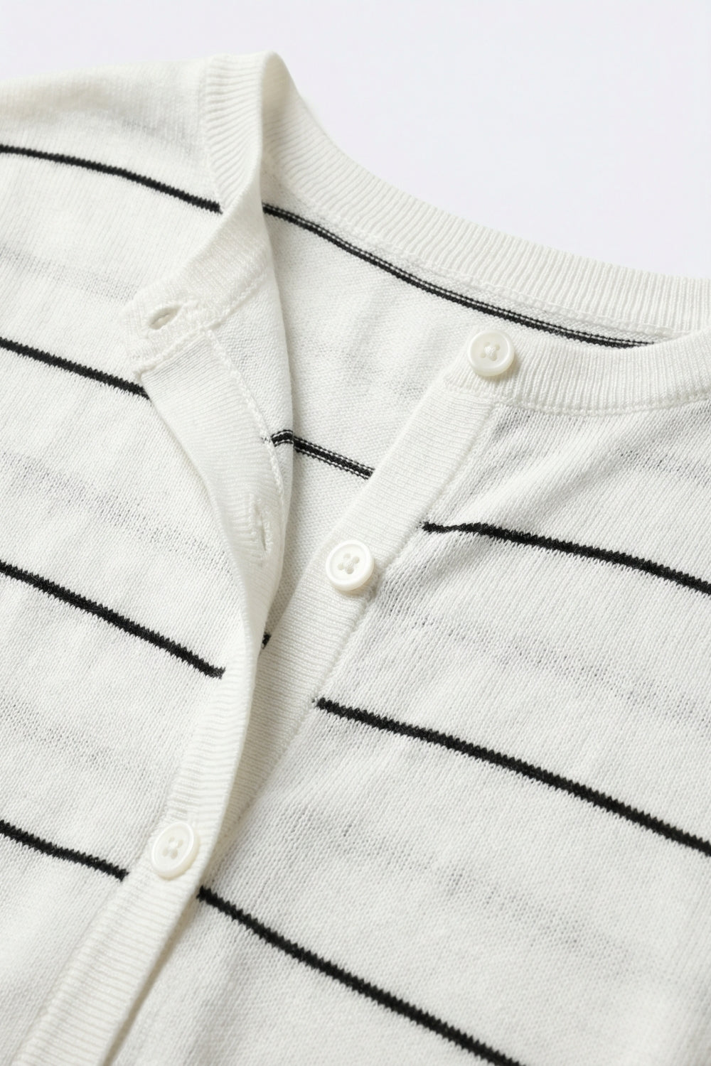 Cardigan à manches courtes en maille blanche à rayures avec boutons sur le devant