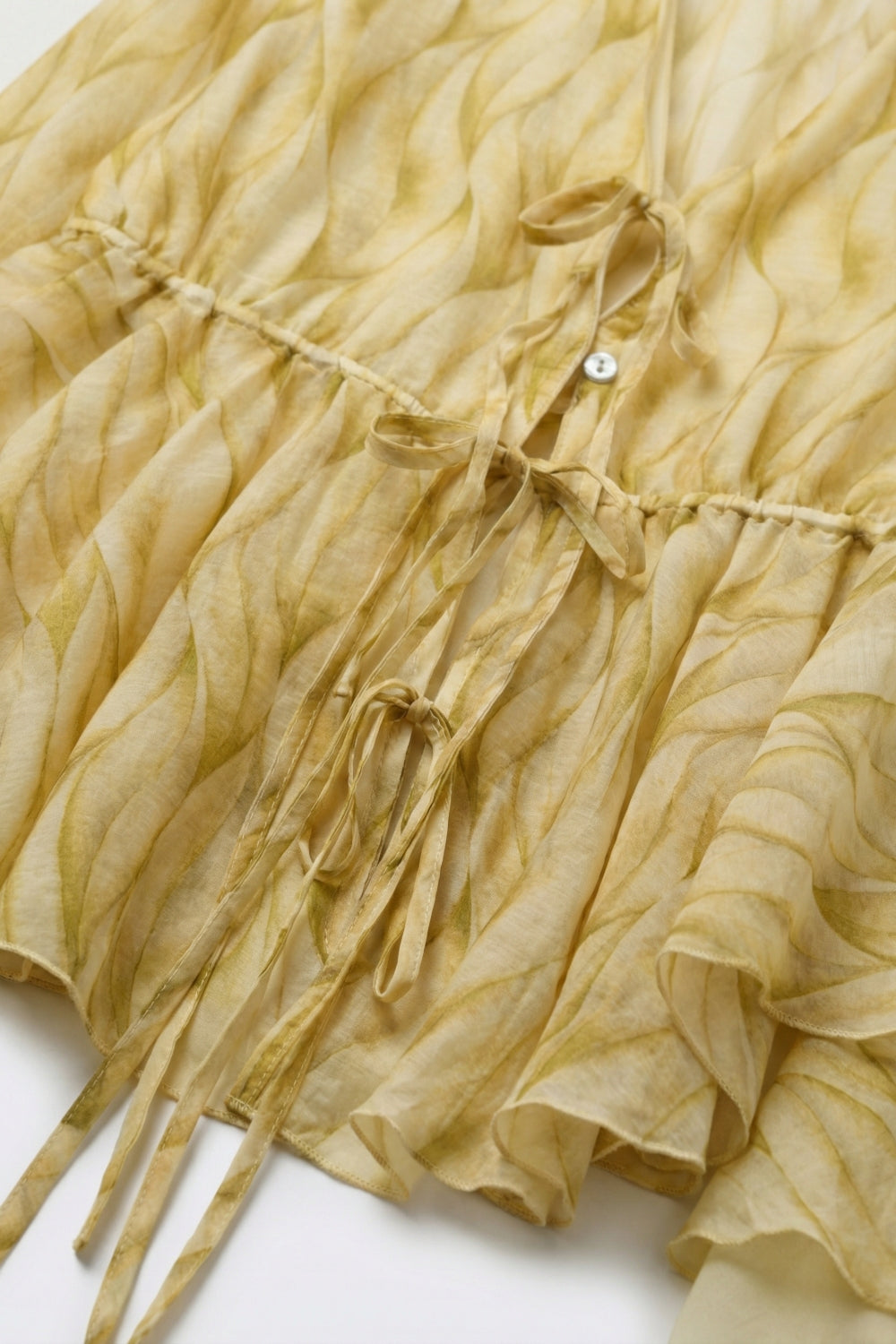 Blouse jaune transparente à imprimé avec ceinture nouée et ourlet volanté