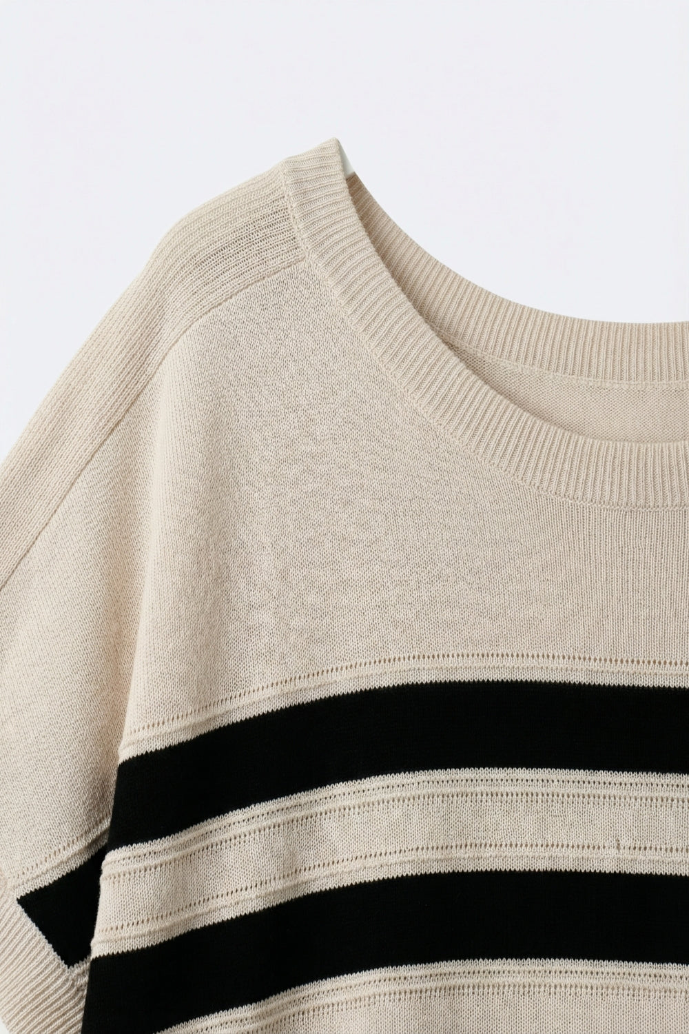 pull rayé beige et noir à manches courtes