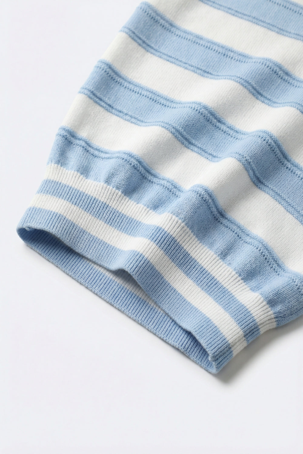 Pull à manches courtes en tricot rayé bleu clair