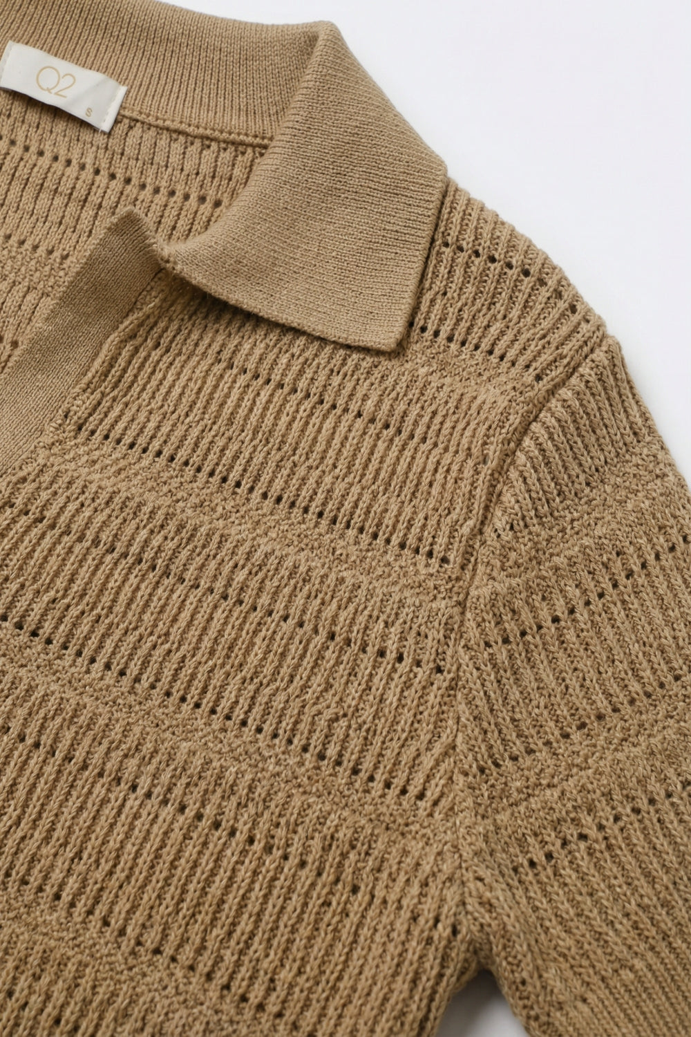 Polo en maille texturée camel avec col en V