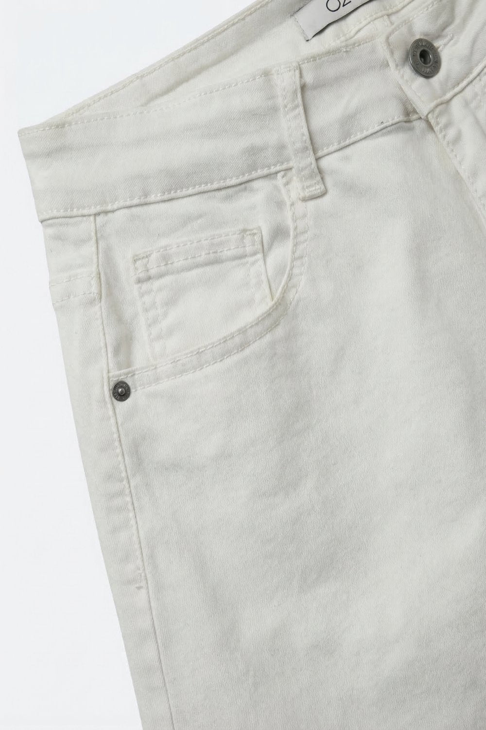 Bermuda en jean blanc à jambes larges et longueur genou