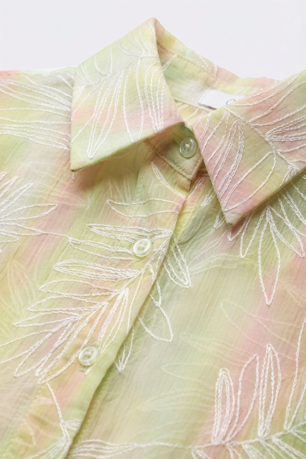 Chemise boutonnée à imprimé feuille verte en tissu translucide