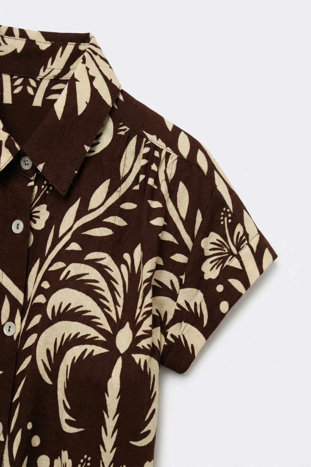 Chemise à manches courtes imprimée tropicale marron avec boutons
