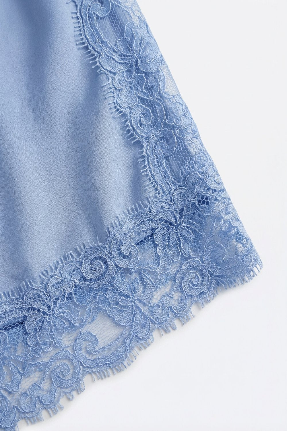 top en satin bleu clair avec bordure en dentelle