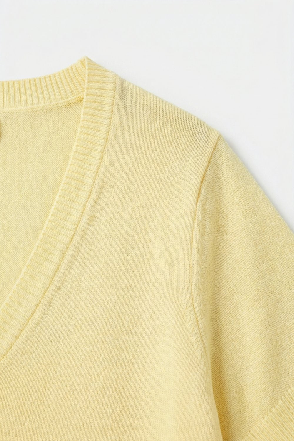 Pull léger jaune à col en V et coupe décontractée