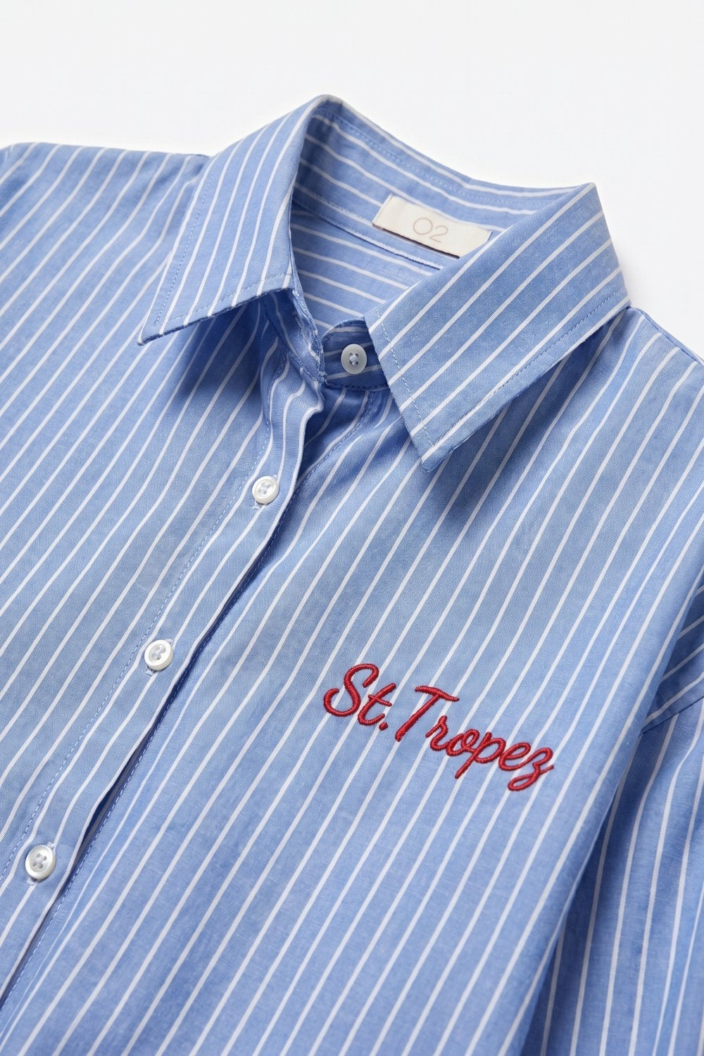 Chemise boutonnée classique à rayures bleues avec broderie