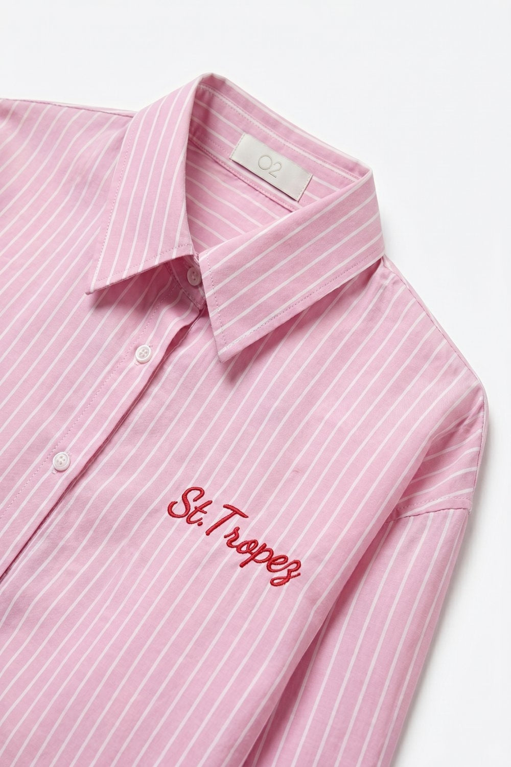 Chemise boutonnée à rayures roses avec détails brodés
