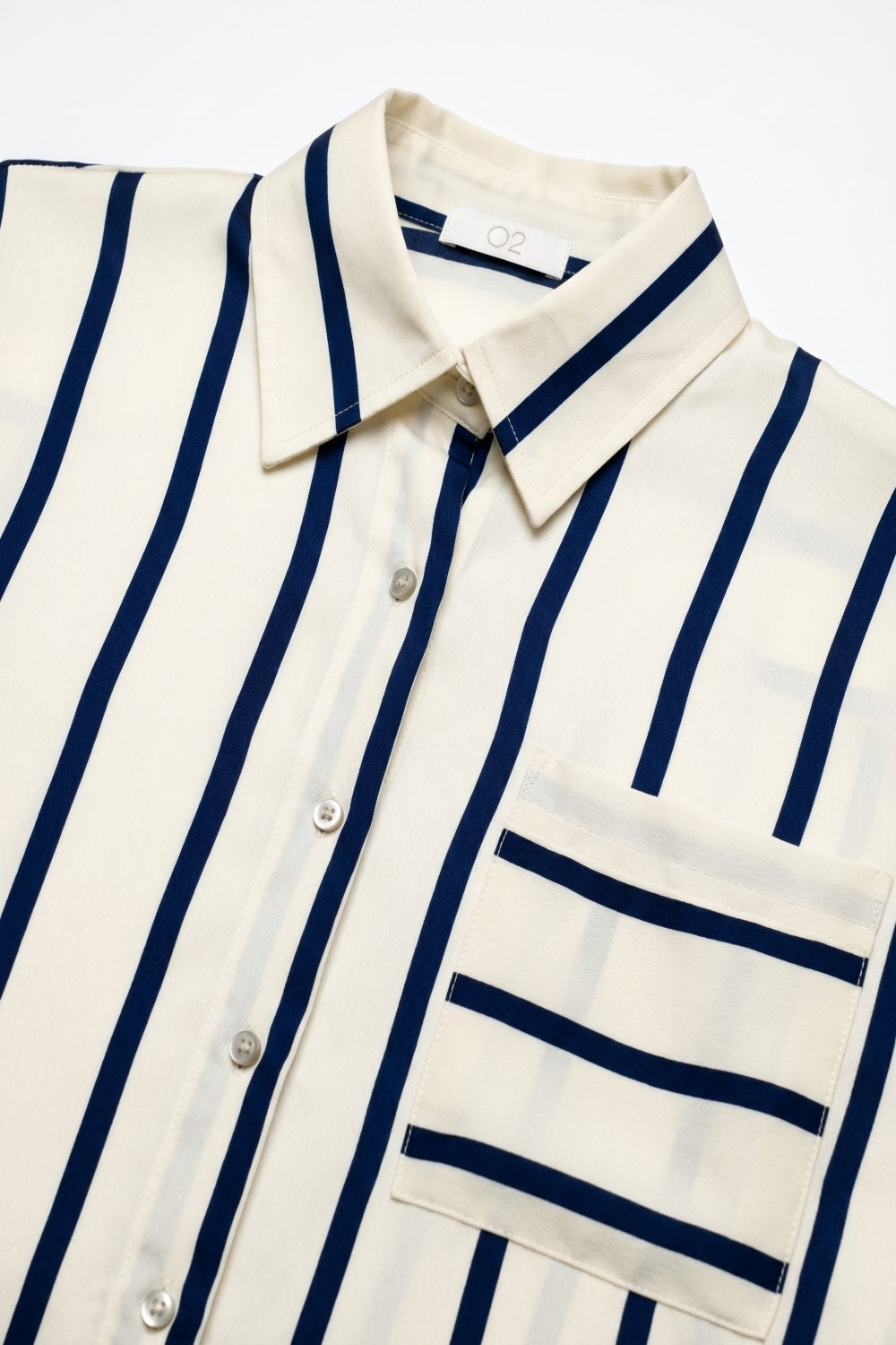 Chemise à rayures crème coupe décontractée en satin avec poche