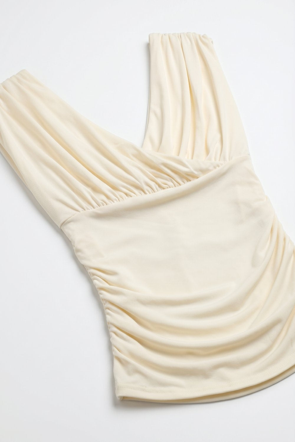 Haut sans manches en tissu extensible crème avec devant drapé froncé
