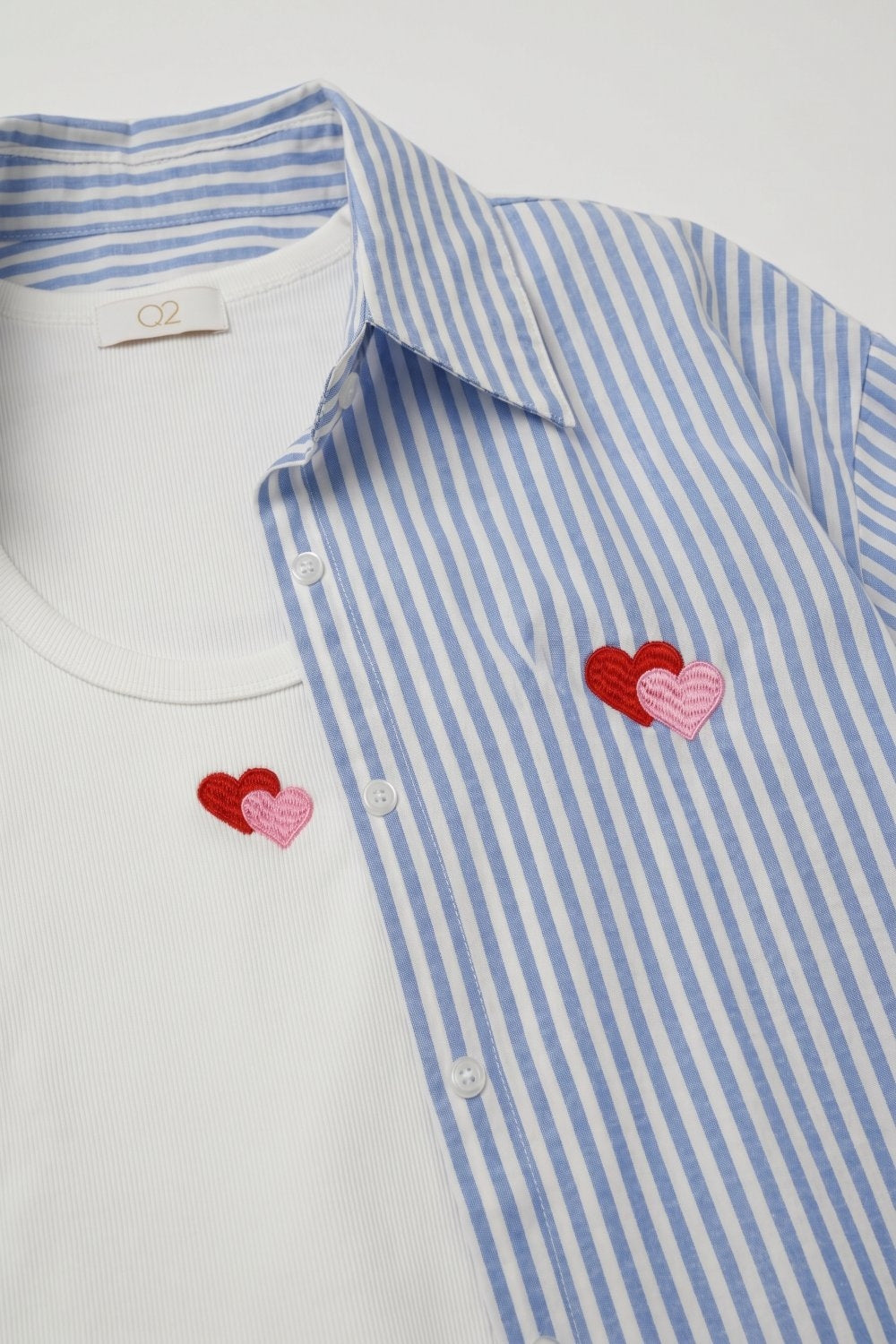 Ensemble de deux pièces : t-shirt et chemise avec cœur brodé en coton à rayures bleues