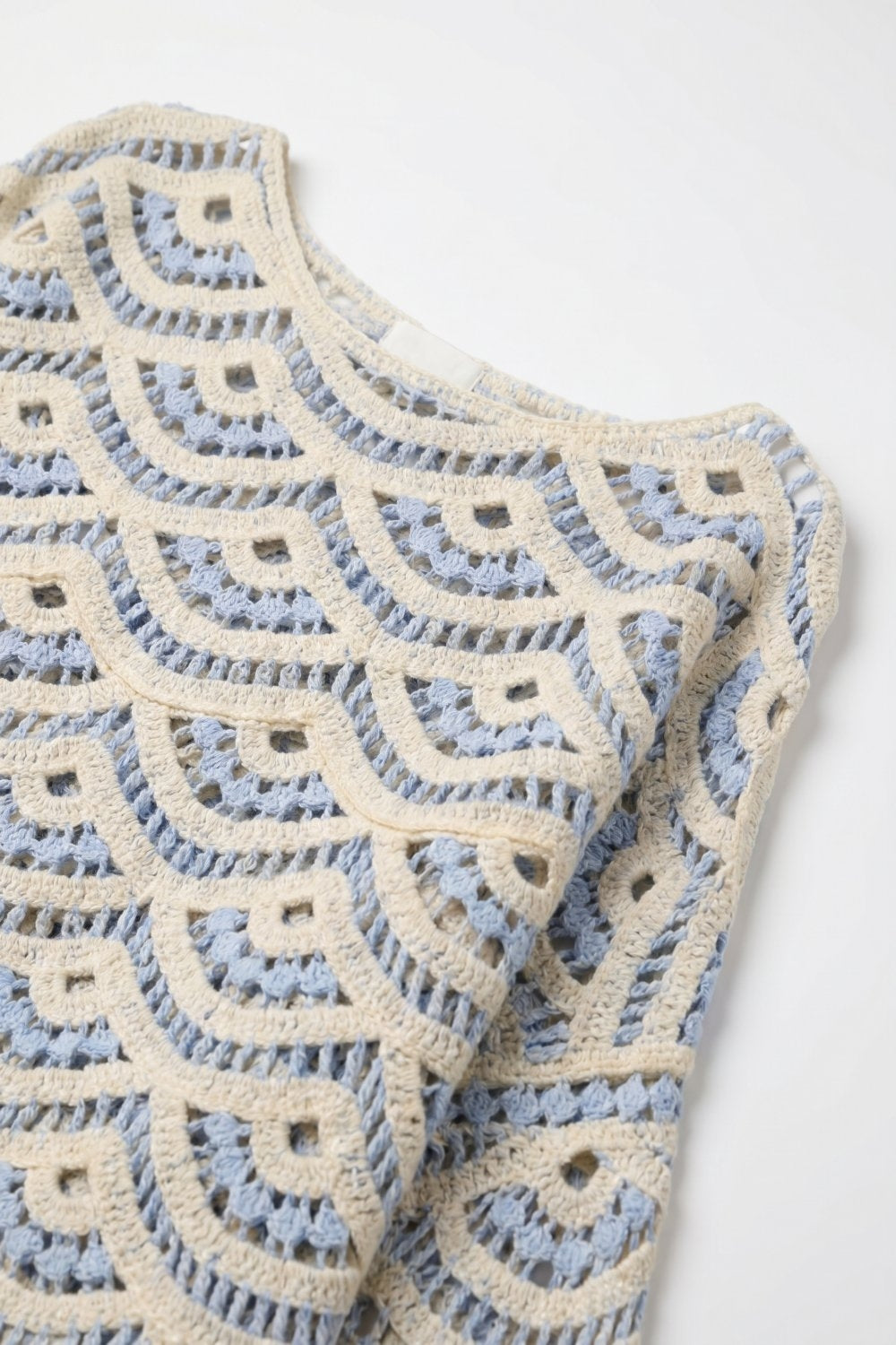 Top en crochet bleu clair avec manches larges et bordures festonnées