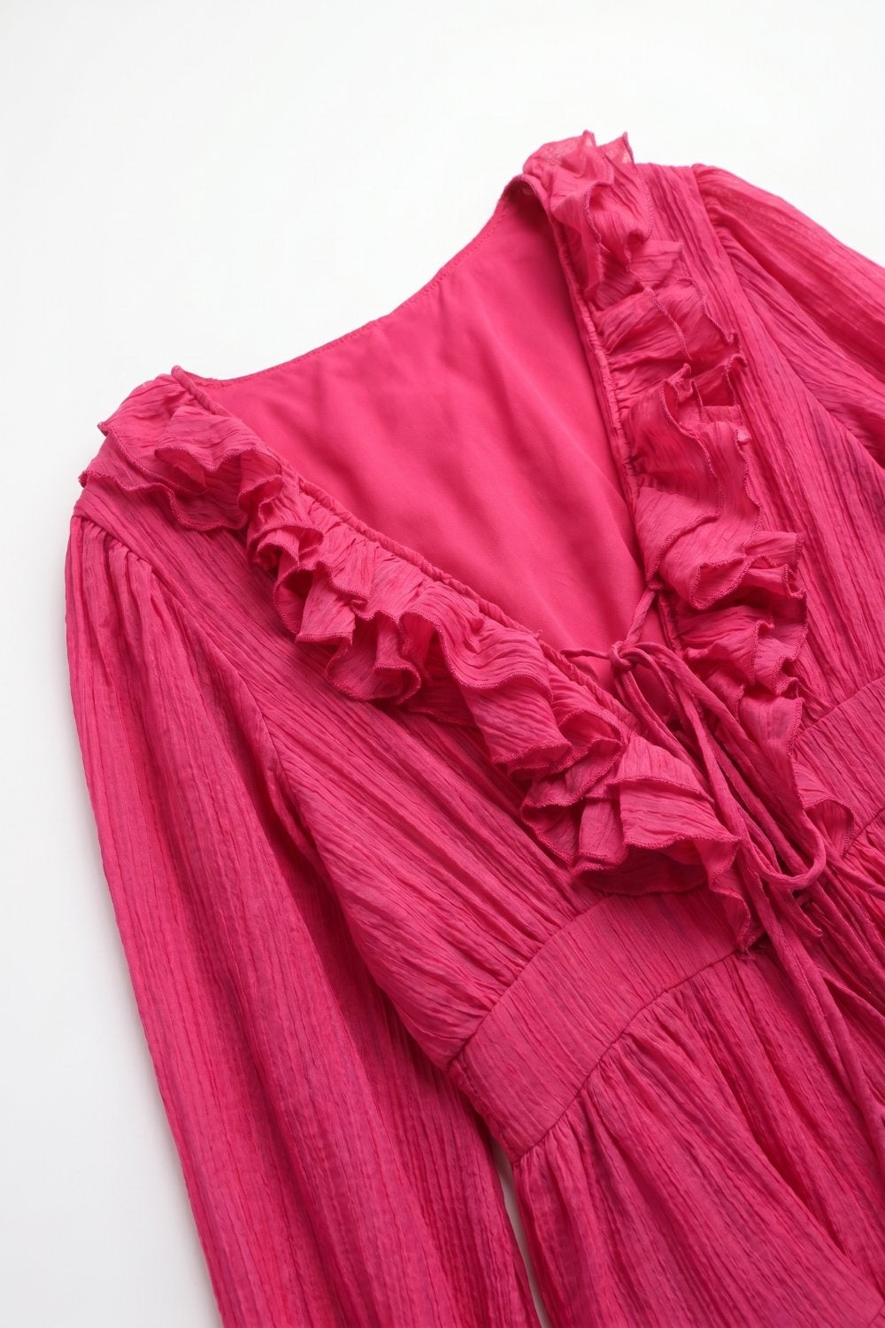 Robe mini à volants en mousseline froissée fuchsia avec encolure en V et ceinture à nouer