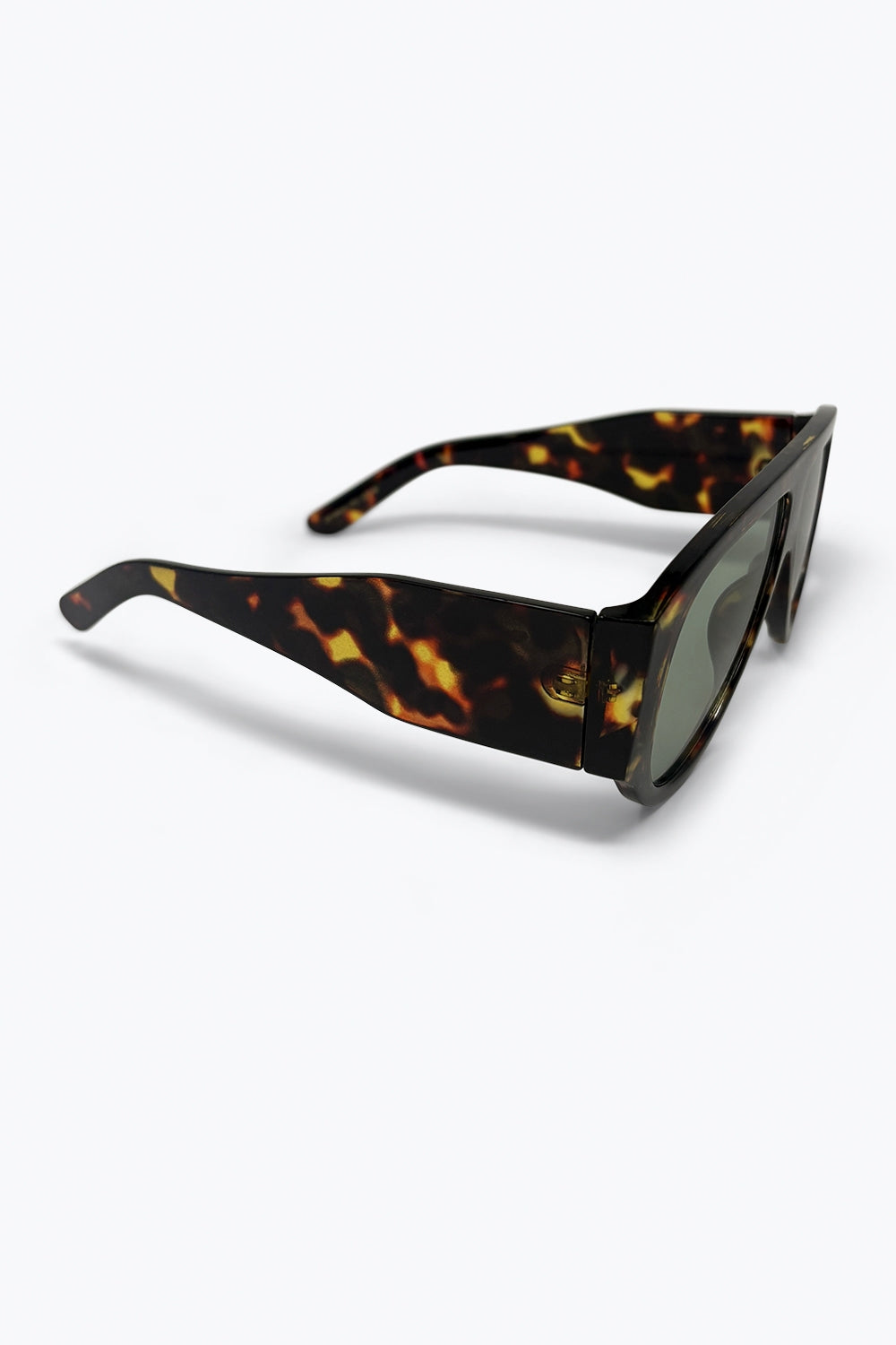 Lunettes de soleil surdimensionnées type bouclier avec monture écaille de tortue et verres verts