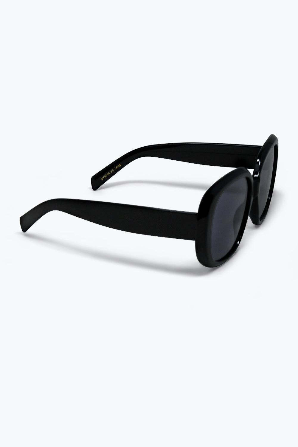 Lunettes de soleil noires surdimensionnées à monture carrée offrant une couverture complète