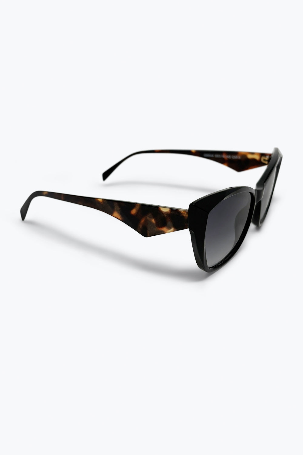 Lunettes de soleil œil de chat noir à monture épaisse avec verres dégradés