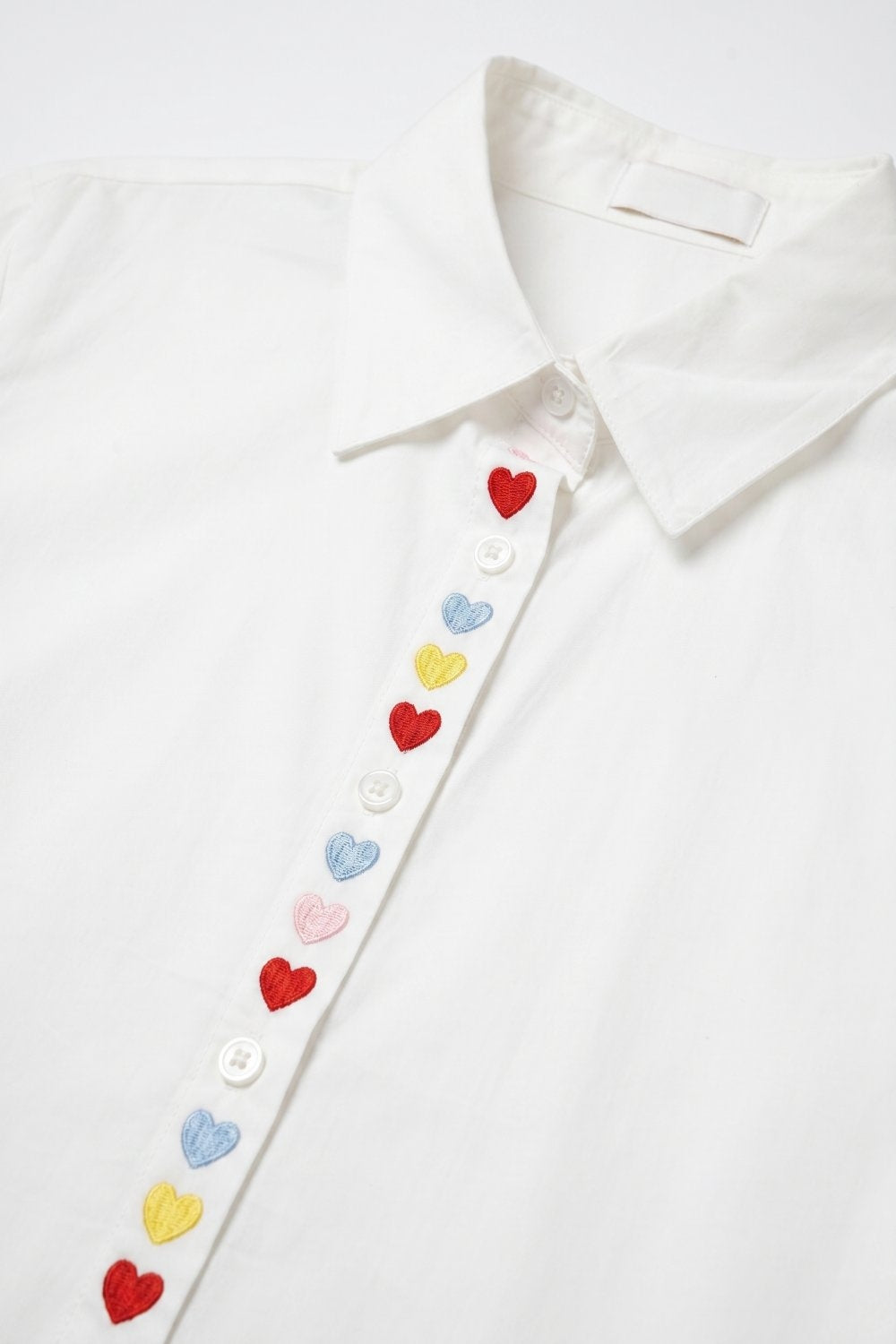 Chemise à boutons devant brodée de cœur blanc