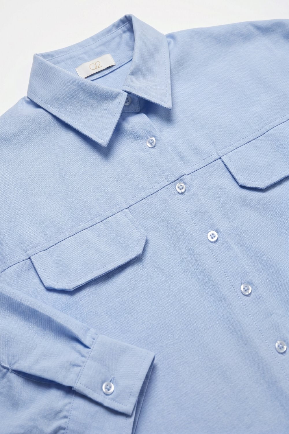 Chemise courte en tissu oxford bleu clair avec manches 3/4