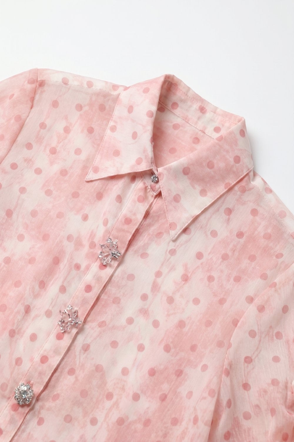 Chemise en mousseline de soie rose clair à pois avec détails boutons en cristal