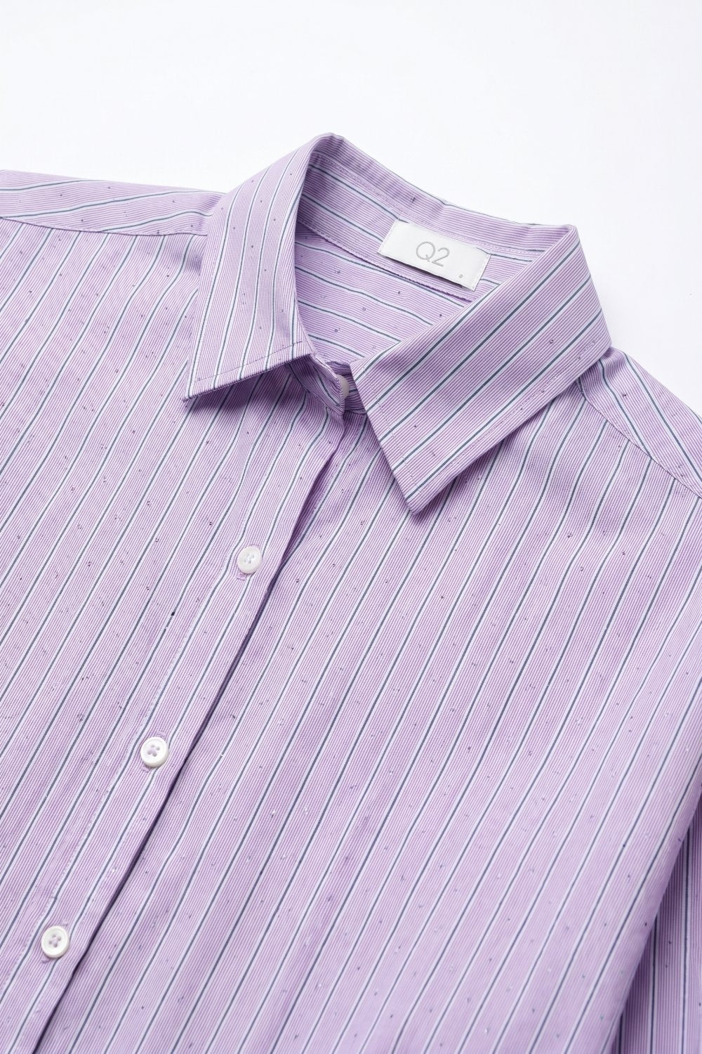 Chemise légère à rayures lilas ornée de strass
