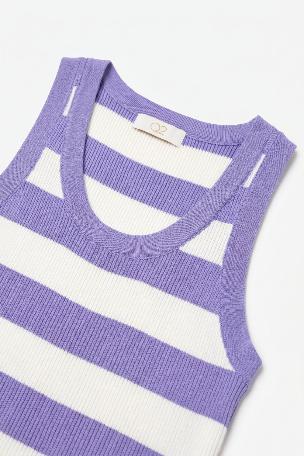 Débardeur court en maille côtelée à rayures lilas avec encolure dégagée
