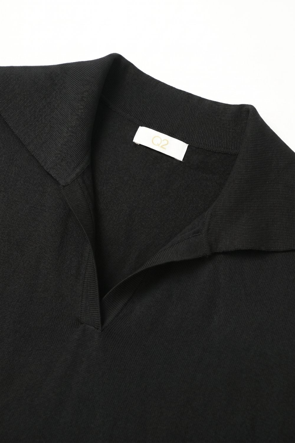 Top noir en maille fine avec col polo ourlet côtelé coupe régulière