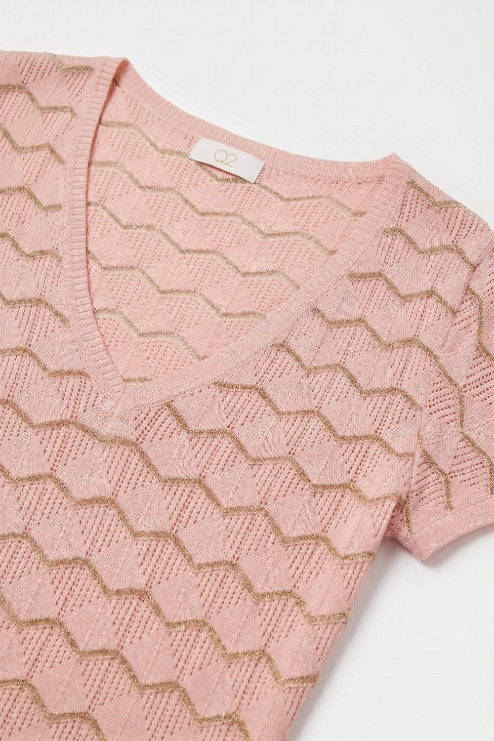 pull à manches courtes en maille fine à chevrons rose pâle avec col en V