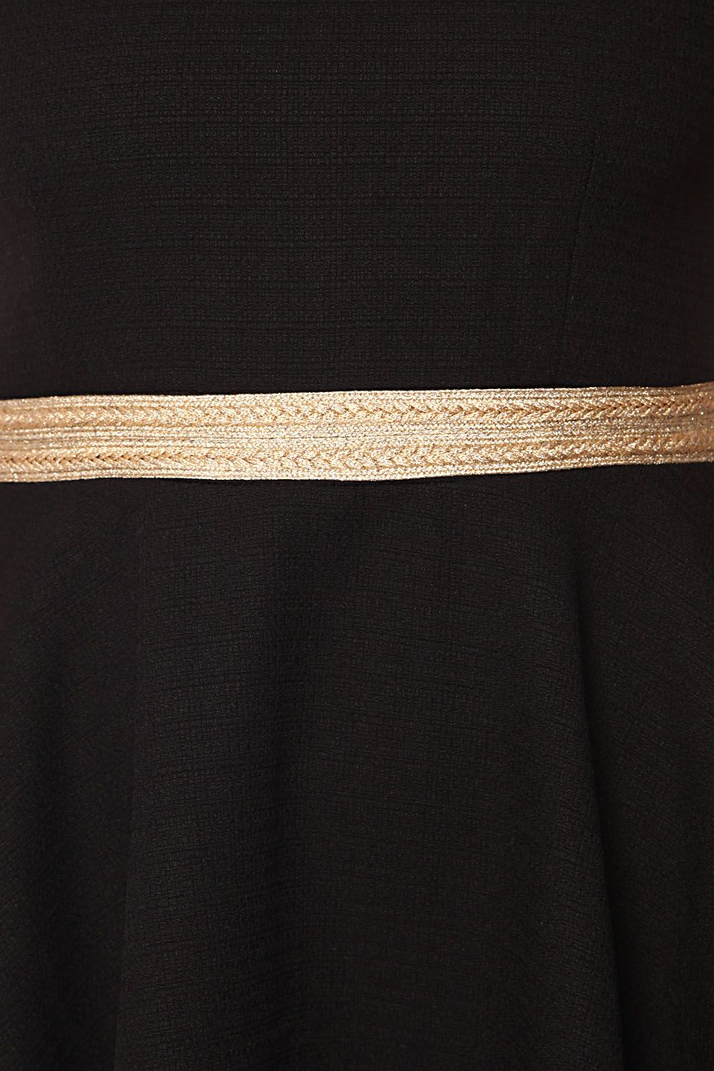 Robe coupe patineuse en tissu texturé noir avec ceinture