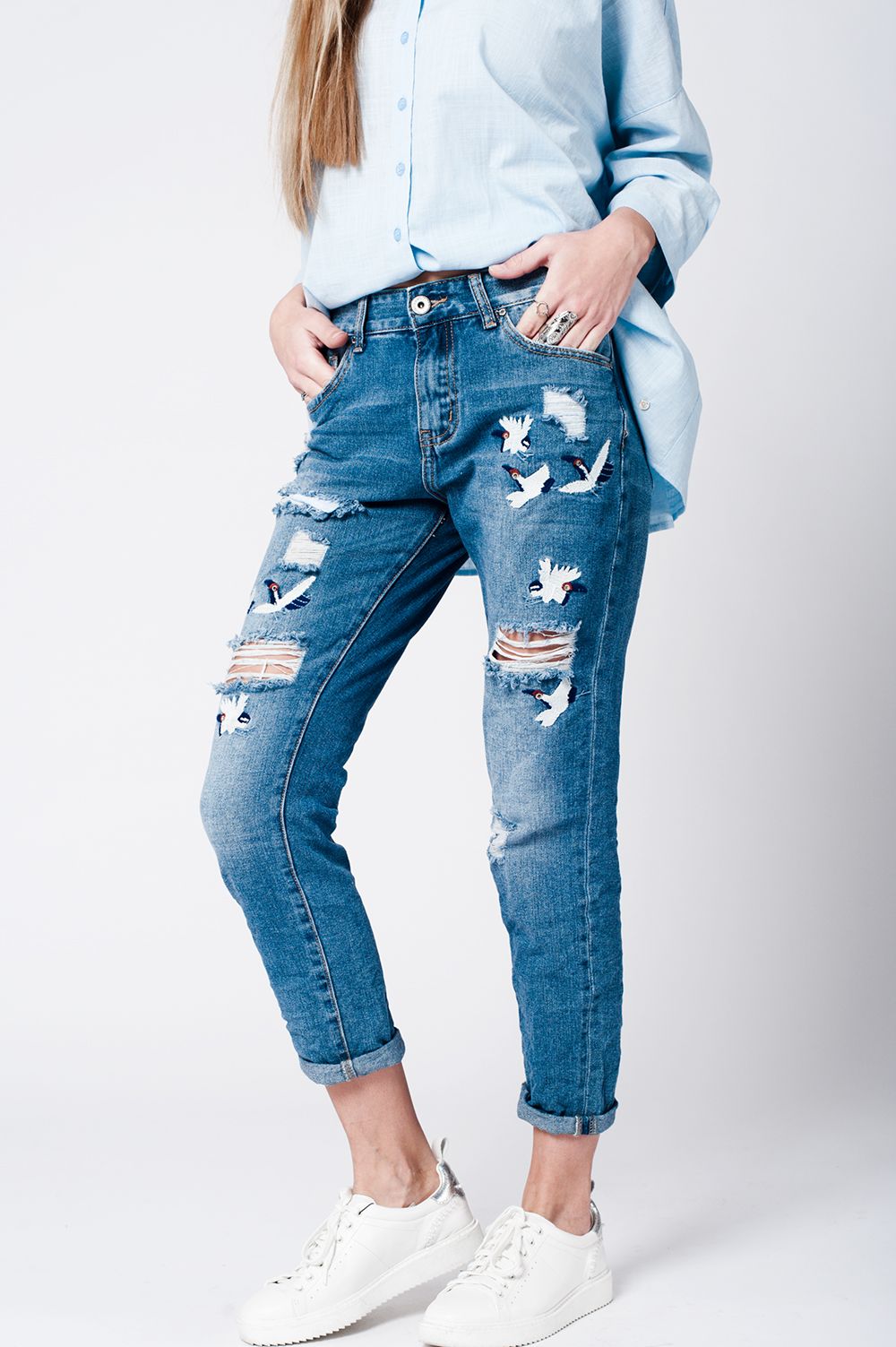 jean mom bleu et broderies oiseau