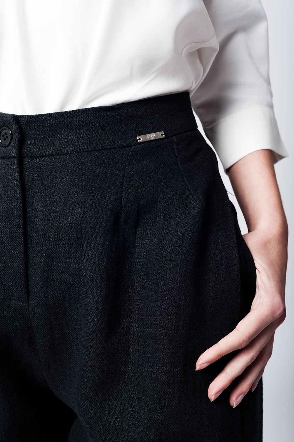 Pantalons moitié de jambe lin noir avec des détails de pinces