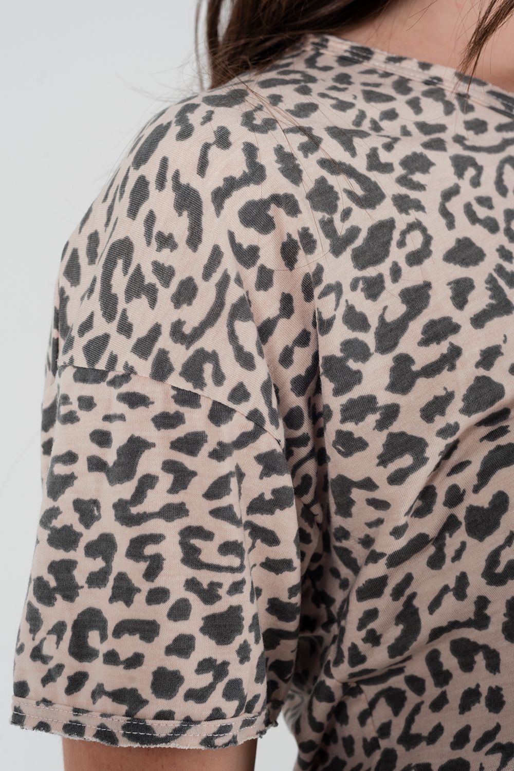 T-shirt oversize rose avec motif léopard et détail dans le dos