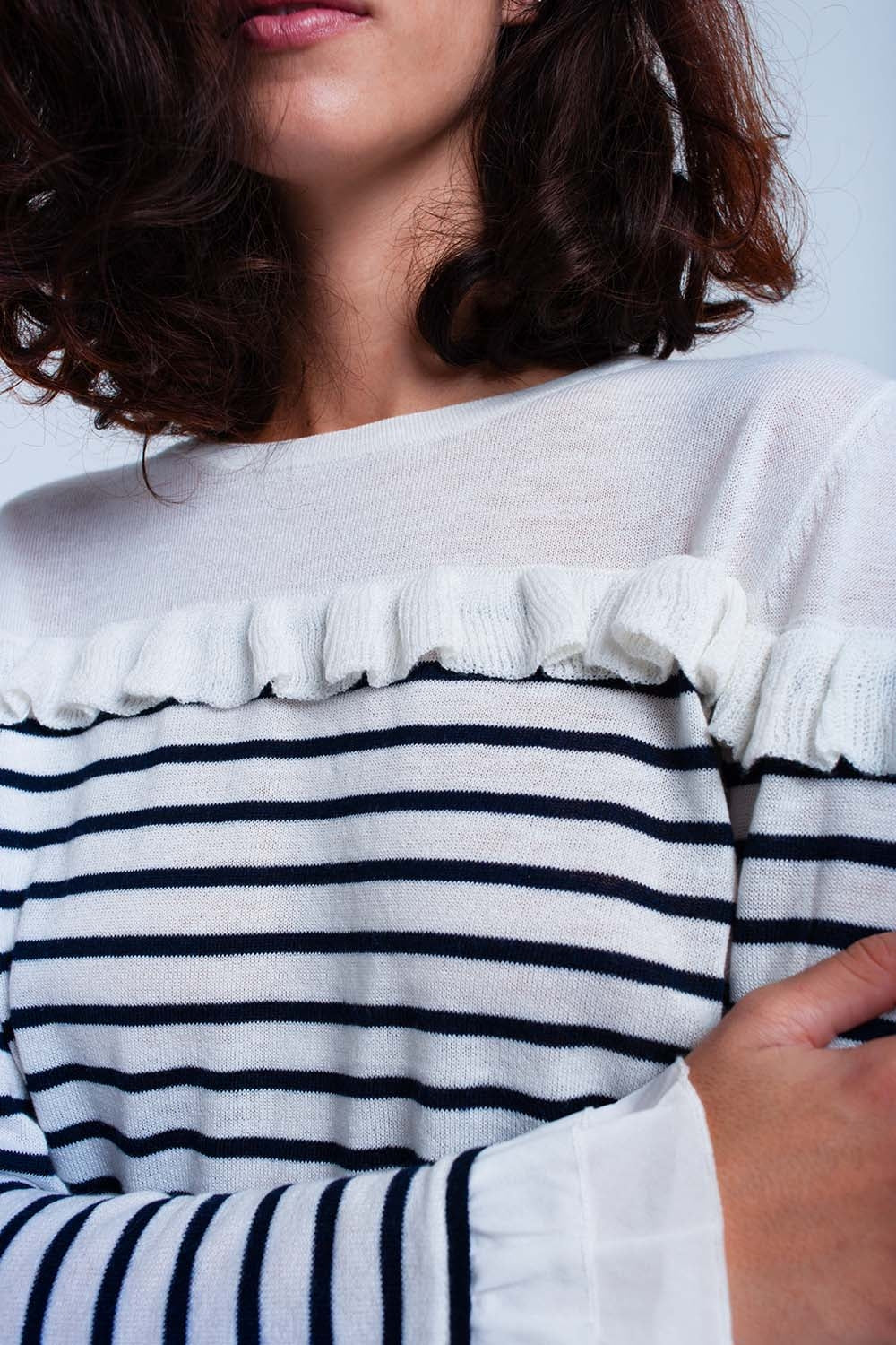 Pull blanc à rayures bleue marines et volants