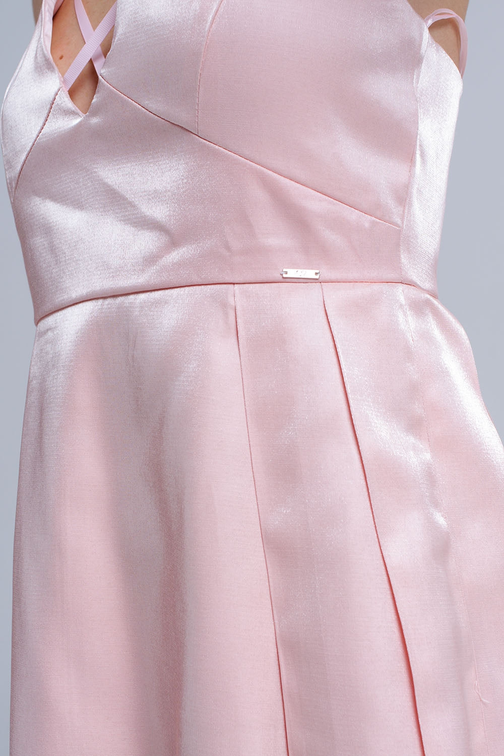 Robe rose avec des rubans croisés