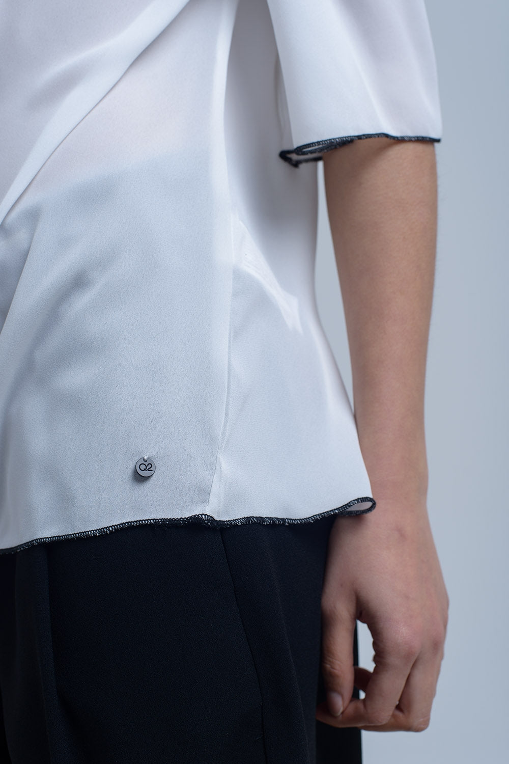 Top blanc avec bordure contrastante noire