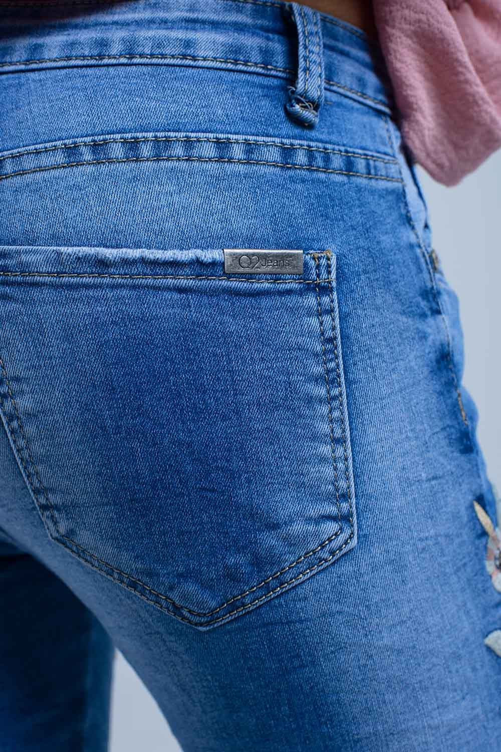 Jeans avec broderie florale