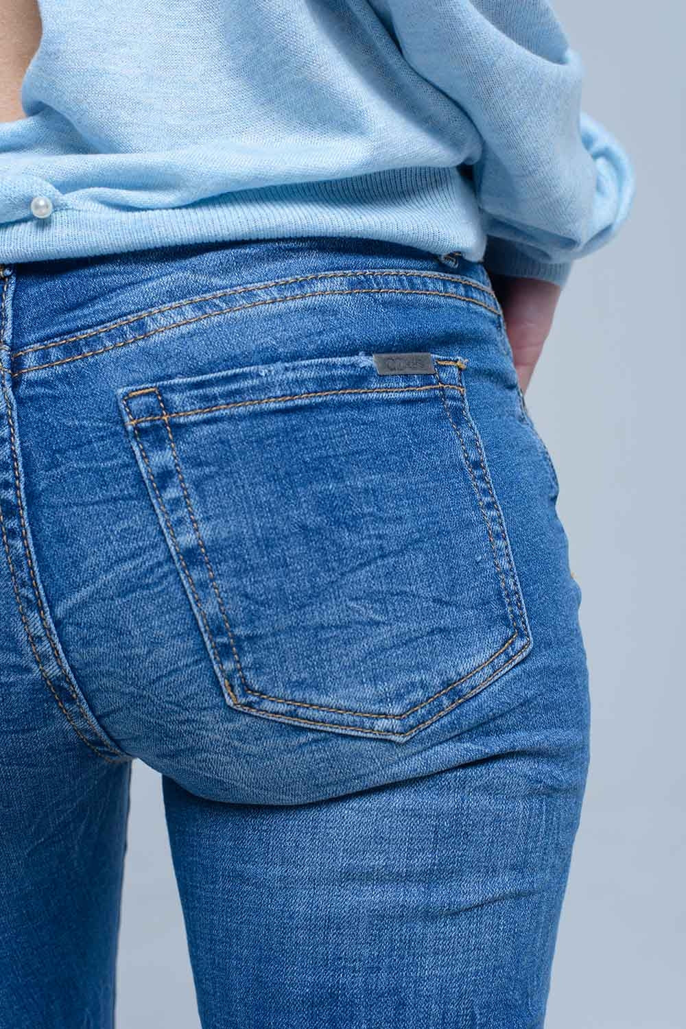 Jeans à la cheville avec déchirure et réparation