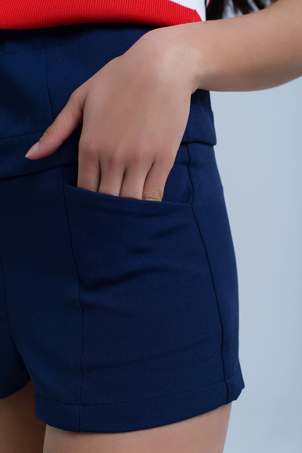 Short bleu marine avec détail de cravate