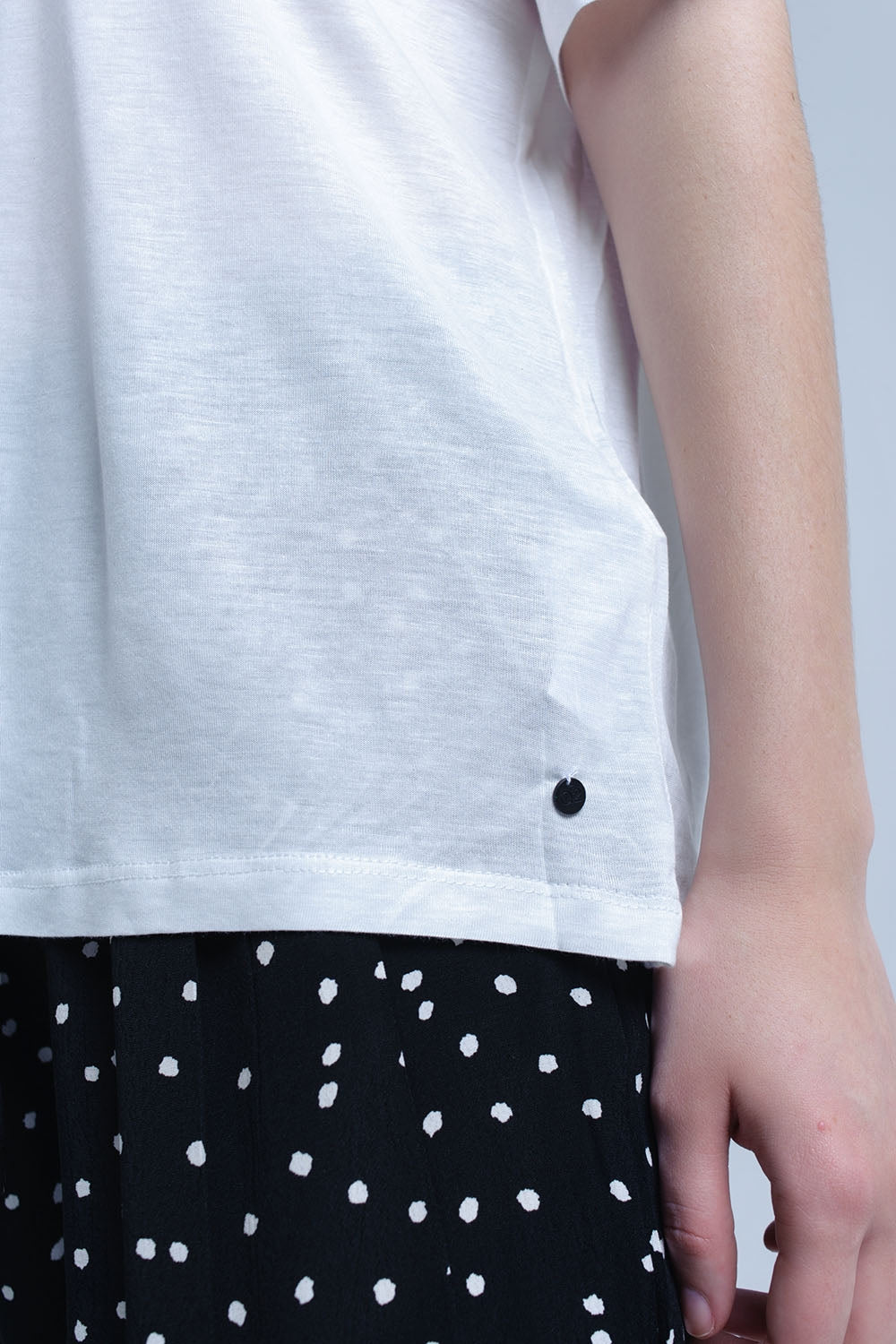 T-shirt blanc avec une épaule ouverte