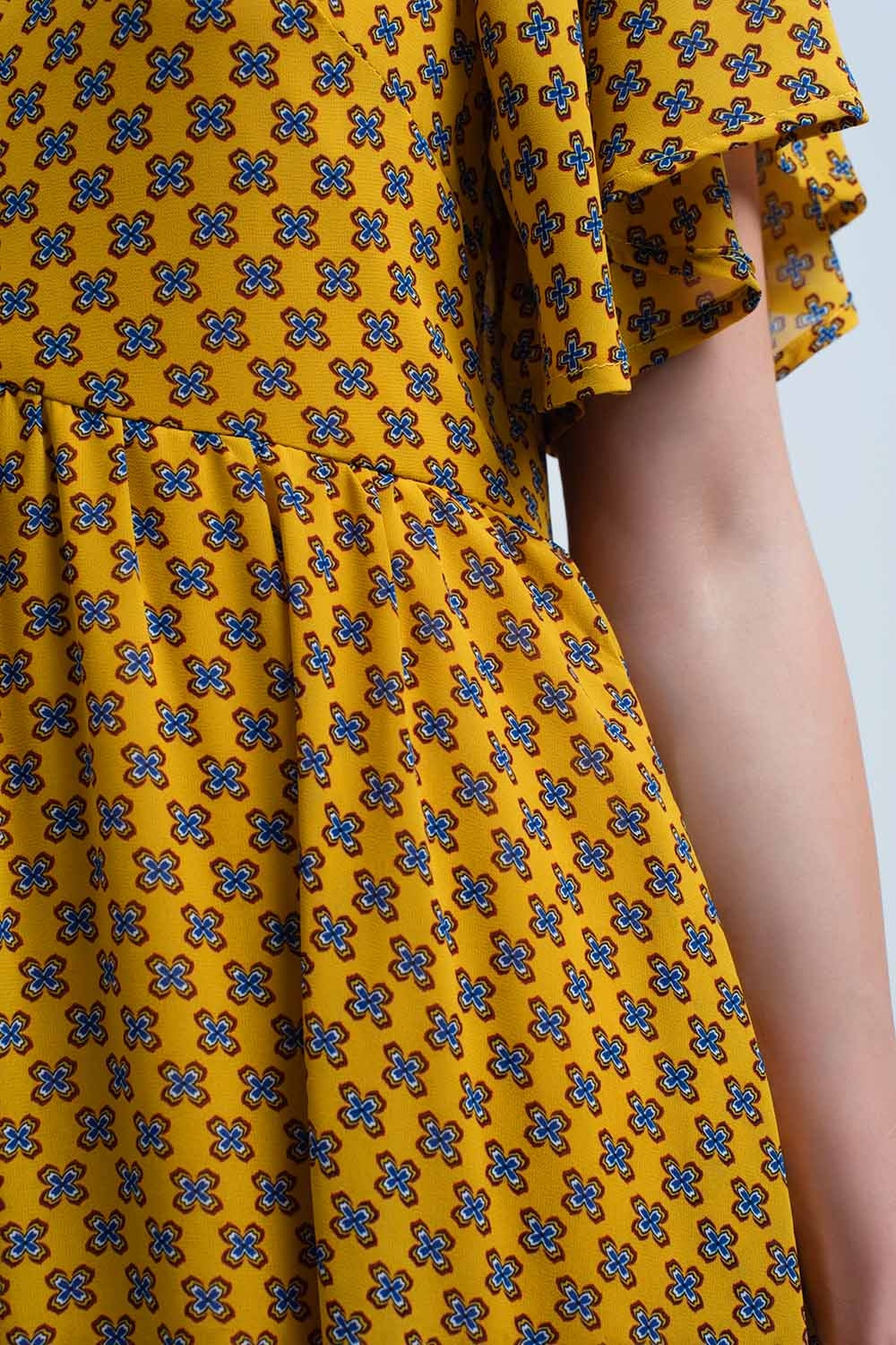 Robe jaune avec vol et motif géométrique