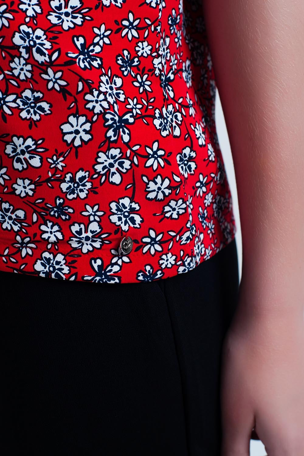Chemise rouge avec des fleurs blanches