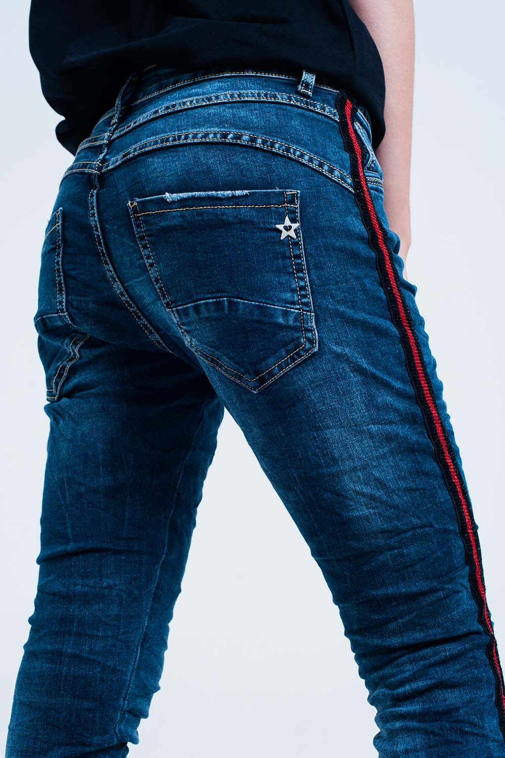 Jean bleu boyfriend foncé avec bande latérale rouge