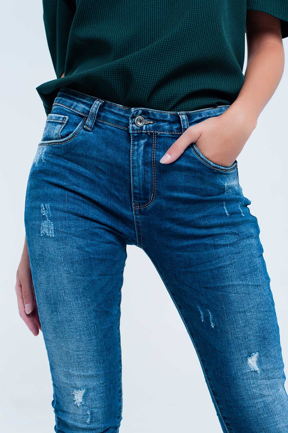 Jean skinny bleu avec des déchirures